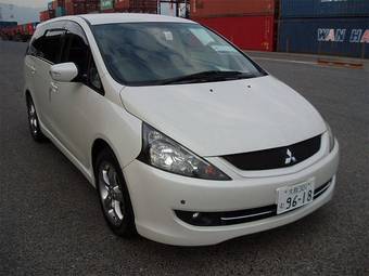 2005 Mitsubishi Grandis Pictures