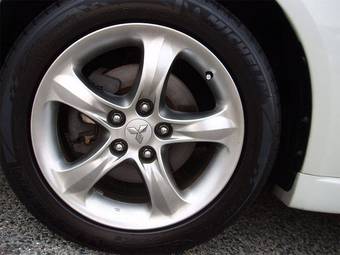 2005 Mitsubishi Grandis Pictures