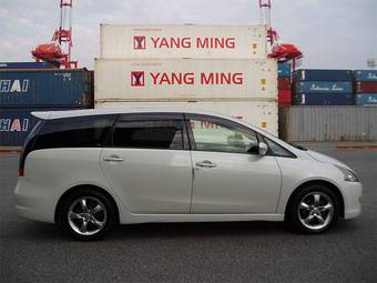 2005 Mitsubishi Grandis Photos