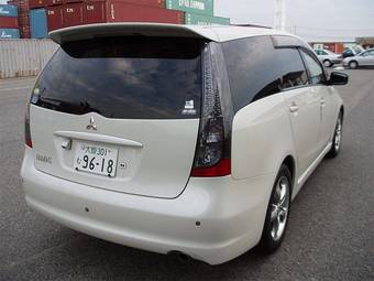 2005 Mitsubishi Grandis Photos