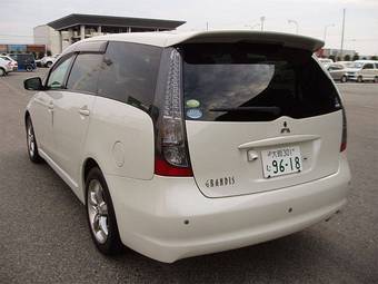 2005 Mitsubishi Grandis Photos