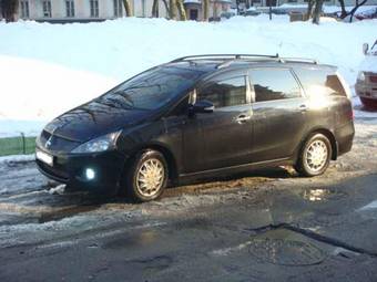 2005 Mitsubishi Grandis Pictures