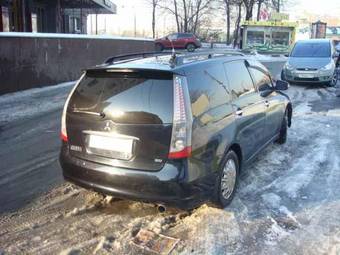 2005 Mitsubishi Grandis Pictures