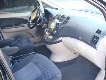 2005 Mitsubishi Grandis Photos