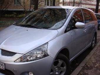 2005 Mitsubishi Grandis Photos