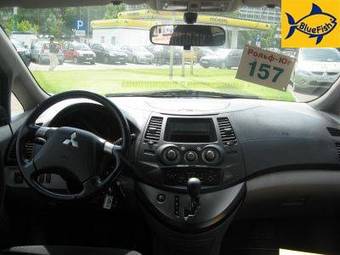 2005 Mitsubishi Grandis Photos