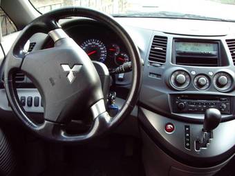 2005 Mitsubishi Grandis Pictures