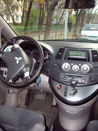 2005 Mitsubishi Grandis Pics