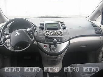 2005 Mitsubishi Grandis Pictures