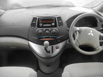 2005 Mitsubishi Grandis Photos