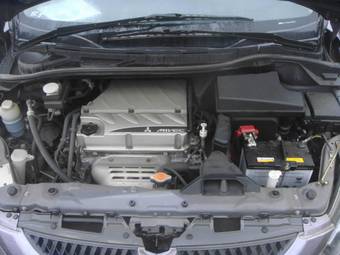 2005 Mitsubishi Grandis Photos