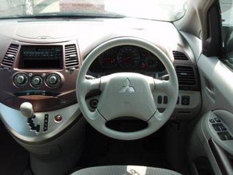 2005 Mitsubishi Grandis Images