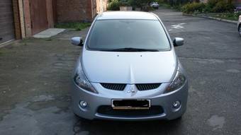 2005 Mitsubishi Grandis Pictures