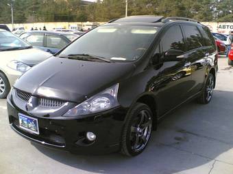 2005 Mitsubishi Grandis Photos