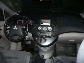 2006 Mitsubishi Grandis Pictures