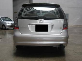 2006 Mitsubishi Grandis Photos