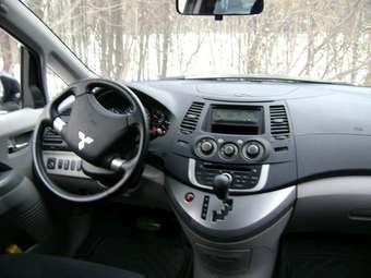 2007 Mitsubishi Grandis Pictures