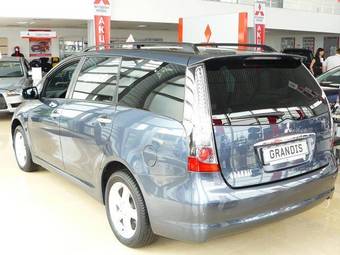 2007 Mitsubishi Grandis Images