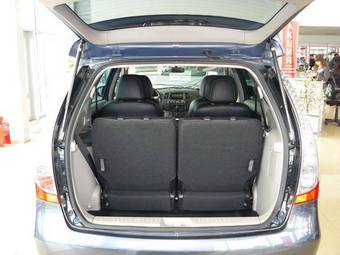2007 Mitsubishi Grandis Pictures