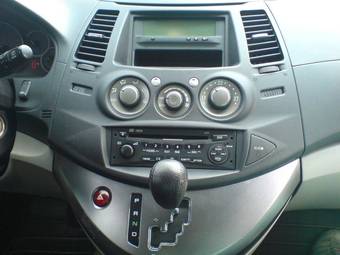 2007 Mitsubishi Grandis Pictures