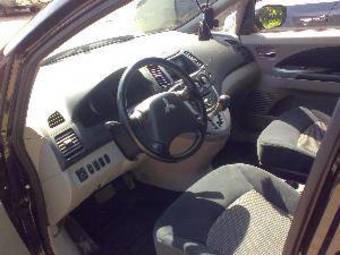 2008 Mitsubishi Grandis Pictures