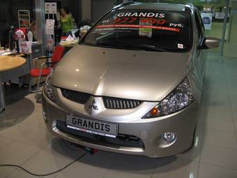 2008 Mitsubishi Grandis Pictures