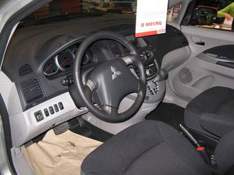 2008 Mitsubishi Grandis Pictures