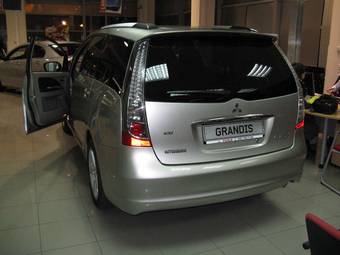 2008 Mitsubishi Grandis Photos