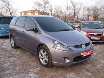 2009 Mitsubishi Grandis Photos