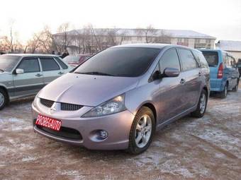 2009 Mitsubishi Grandis Pictures