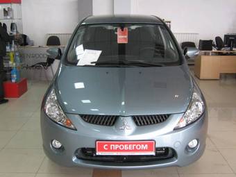 2009 Mitsubishi Grandis Photos