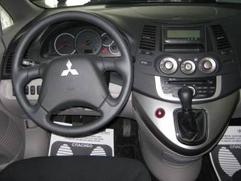 2009 Mitsubishi Grandis Photos