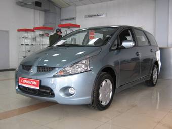 2009 Mitsubishi Grandis Pictures