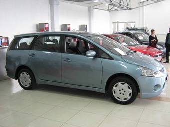 2009 Mitsubishi Grandis Photos