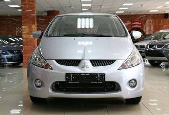 2009 Mitsubishi Grandis Pictures