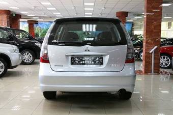 2009 Mitsubishi Grandis Pictures