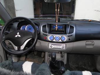 2008 Mitsubishi L200 Images