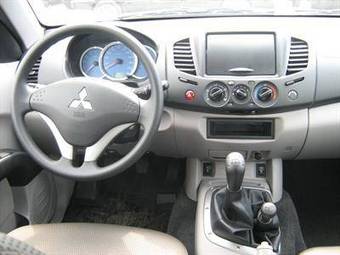 2009 Mitsubishi L200 Photos