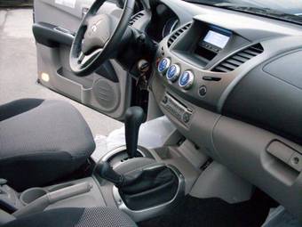 2009 Mitsubishi L200 Images