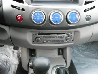 2009 Mitsubishi L200 Photos