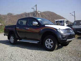 2011 Mitsubishi L200 Photos