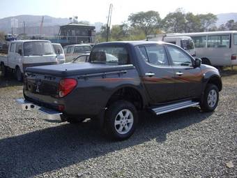 2011 Mitsubishi L200 Photos