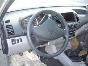 2011 Mitsubishi L200 Pictures
