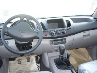 2011 Mitsubishi L200 Pictures