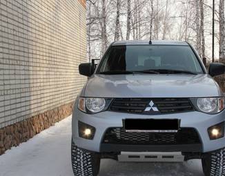 2011 Mitsubishi L200 Photos