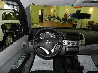 2011 Mitsubishi L200 Photos