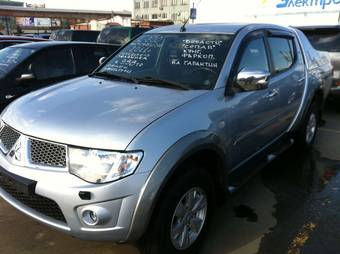 2011 Mitsubishi L200 Photos