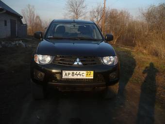 2011 Mitsubishi L200 Photos