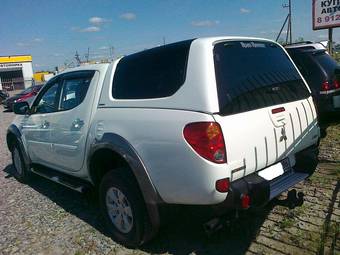 2011 Mitsubishi L200 Photos