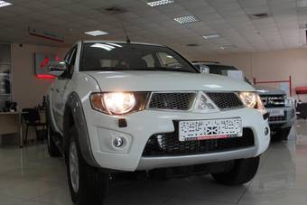 2012 Mitsubishi L200 Photos